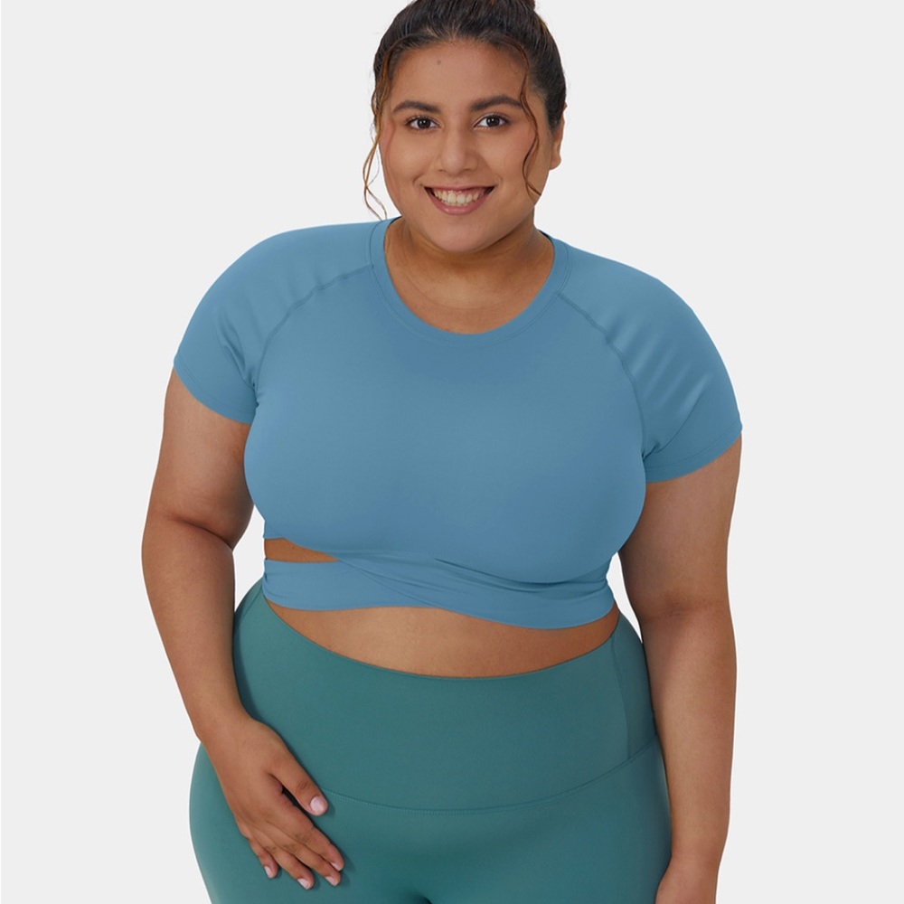 Crossover Hem Cut Out Cropped Plus Size Sports Top